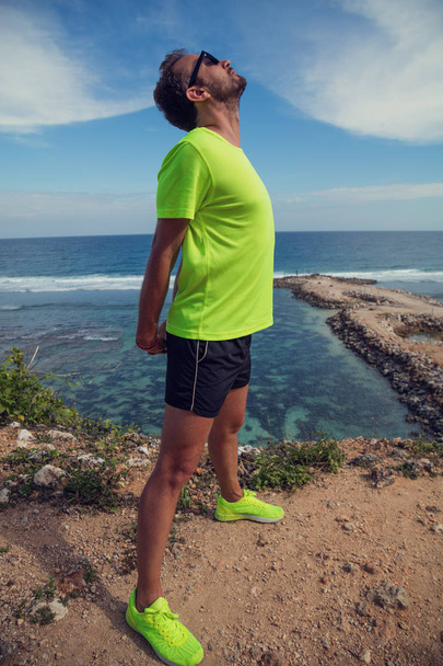 Alongamento após jogging / exercício na costa do mar / oceano
. - Foto, Imagem