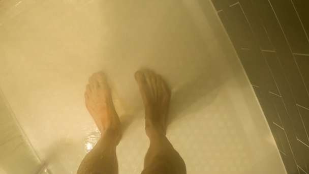 Henkilökohtainen näkökulma valkoihoinen mies ottaa suihku hotellin kylpyhuone aamu rutiini
 - Materiaali, video