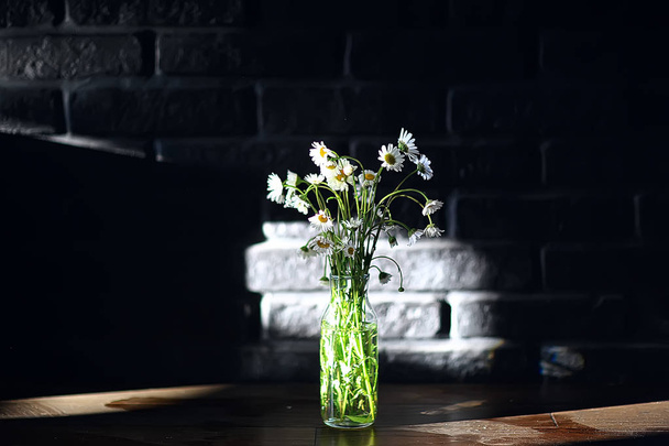 bouquet of chamomiles in a vase, fresh spring bouquet of wildflowers - 写真・画像