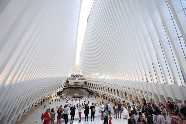 New York, USA - August 24, 2018: Oculus interior of the white World Trade Center station with people in New York City, The structure was designed by architect Santiago Calatrava. - Foto, Imagem