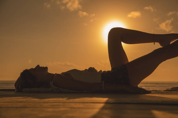 Girl enjoying the ocean tropical sunset / sunrise. - Foto, Imagem