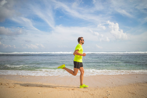 Jogging su una spiaggia di sabbia tropicale vicino al mare / oceano
. - Foto, immagini