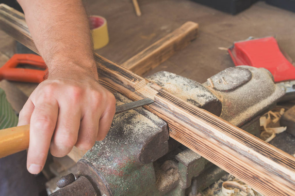 Falegname maschio che lavora su legno grezzo / tavole / tavola
. - Foto, immagini