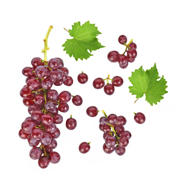 Vista superior de uvas rojas aisladas sobre fondo blanco
 - Foto, imagen