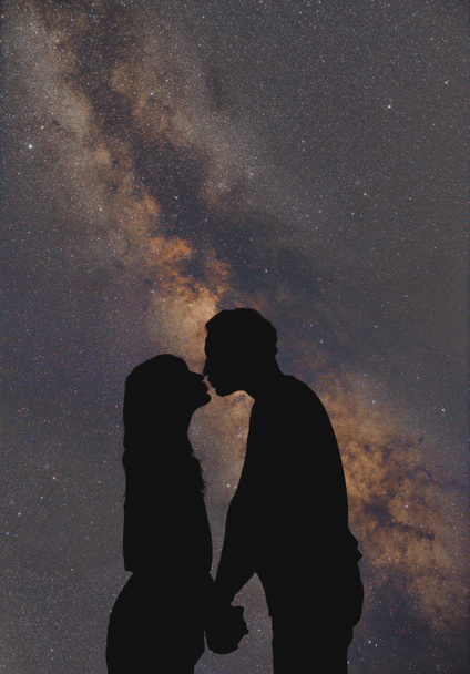 Siluety mladého páru pod hvězdnou oblohou.  - Fotografie, Obrázek