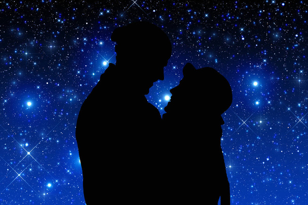 星空の下で若いカップルのシルエット.  - 写真・画像