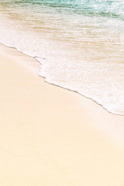 Fond de l'océan vague douce sur la plage de sable, composition verticale
 - Photo, image