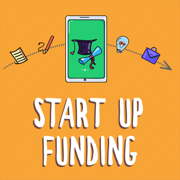 Почерк написания текста Start Up Funding. Концепция означает начать инвестировать деньги в недавно созданную компанию или кампанию
 - Фото, изображение