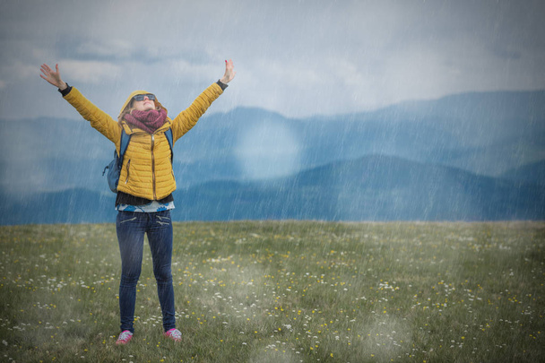 Девушка на поле в дождливый осенне-весенний день
. - Фото, изображение