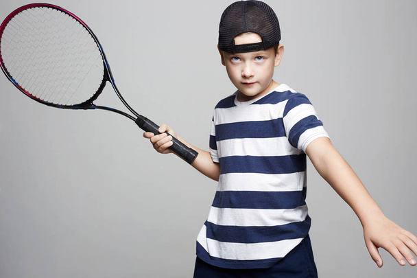Παιδί αγόρι παίζει τένις. Αθλητικά τα παιδιά. Μικρό αγόρι με ρακέτα του τένις - Φωτογραφία, εικόνα