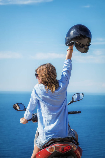 Девушка наслаждается видом на океан / море на скутере
. - Фото, изображение