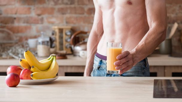 health fitness fruit juice sexy muscled man glass - Zdjęcie, obraz