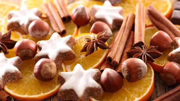 Gingerbread cookies with nuts, cinnamon and orange slices - Foto, immagini