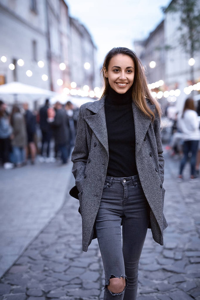portrait of young beautiful fashionable brunette woman posing in street at autumn. - Foto, Bild