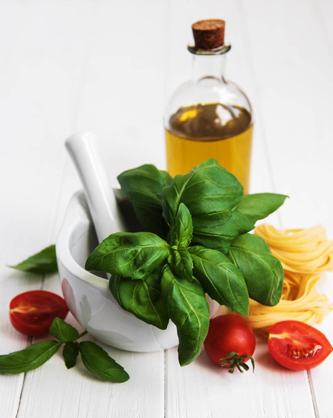 italienische Lebensmittelzutaten auf einem weißen Holztisch - Foto, Bild