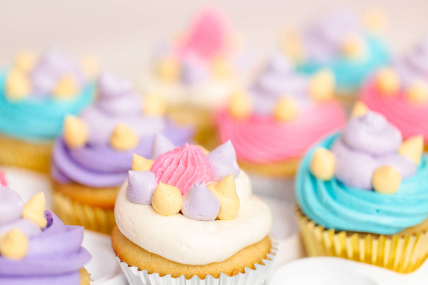 Yksisarvinen teema vanilja cupcakes lapsille syntymäpäiväjuhlat
. - Valokuva, kuva