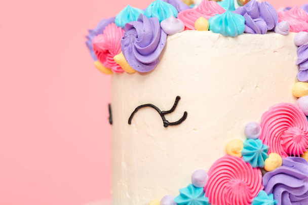 Bolo de unicórnio decorado com cobertura de creme de manteiga multicolor
. - Foto, Imagem