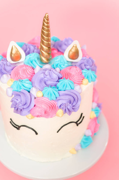 Μονόκερος τούρτα διακοσμημένη με πολύχρωμη buttercream κερασάκι. - Φωτογραφία, εικόνα