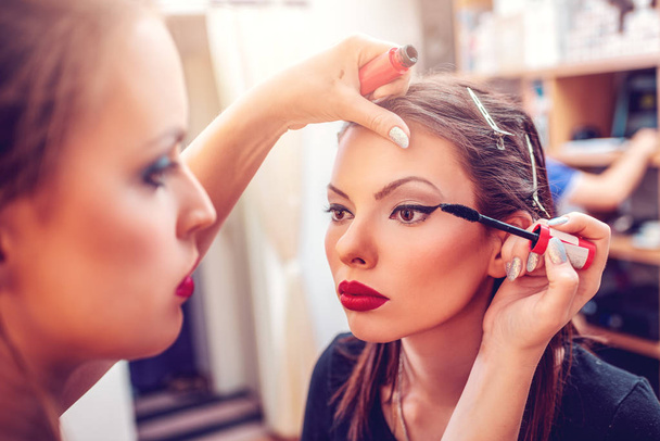 Make-up artist, smink, női modell alkalmazása - Fotó, kép