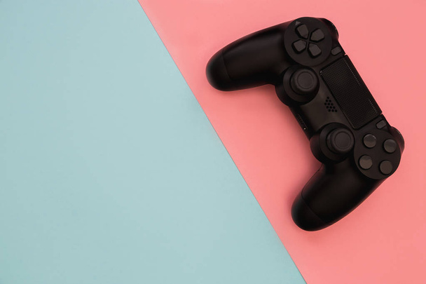 Відеоігри ігровий контролер на пастельному рожевому та синьому фоні
 - Фото, зображення