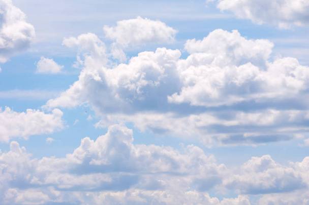 Cielo nublado azul como fondo
 - Foto, imagen