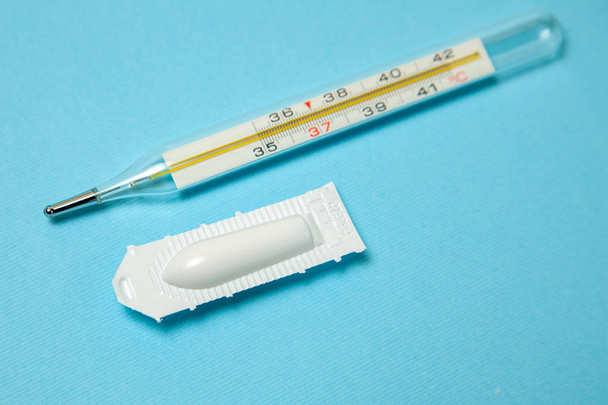 Supositorio para uso anal o vaginal y termómetro. Velas para el tratamiento de altas temperaturas
 - Foto, imagen