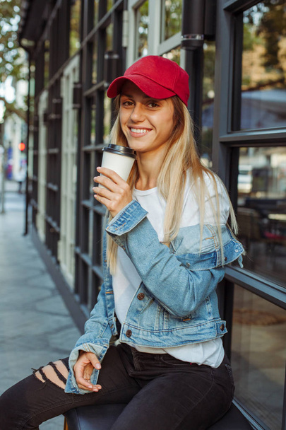 una chica deportiva con café en la mañana en la calle
 - Foto, Imagen