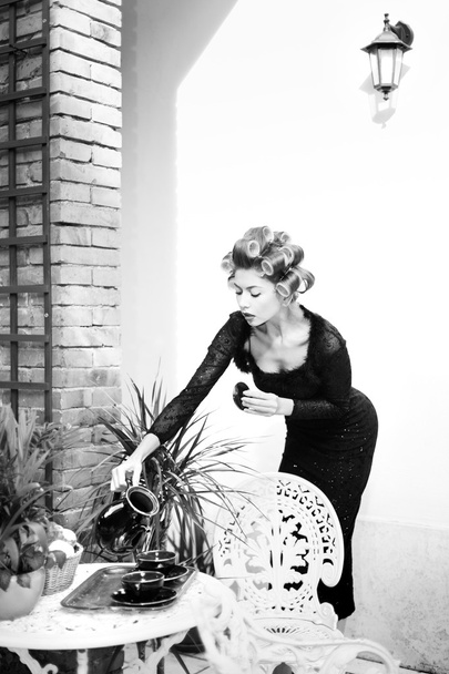 sexy vrouw die zich voordeed als een aristocraat - mode-shoot (opzettelijke zachte focus en vintage look) - Foto, afbeelding