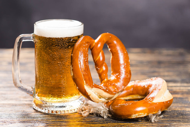 Eten en drinken concept - Bierpul met Duitse krakeling - Foto, afbeelding