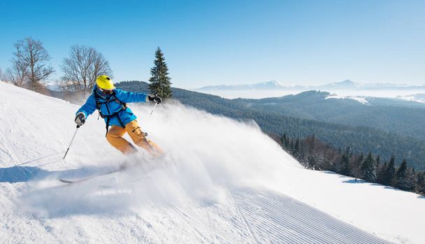 Schot van een professionele skiër rijden de helling in een prachtige winter dag copyspace ski resort recreatie toerisme vakantie extreme adrenaline reizen - Foto, afbeelding