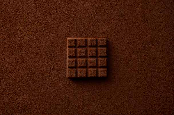 Widok z góry słodki wyśmienity czekolada i kakao w proszku - Zdjęcie, obraz