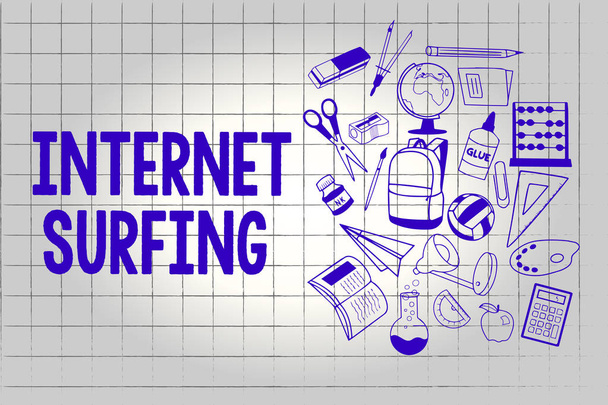 Manuscrito texto Internet Surfing. Conceito que significa navegar em centenas de sites usando qualquer navegador instalado
 - Foto, Imagem