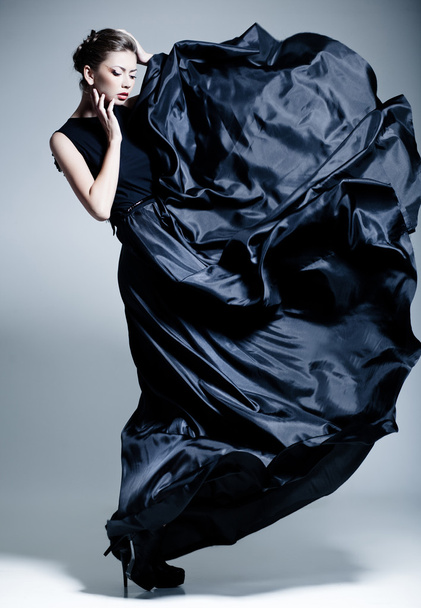 modelo bela mulher vestida com um vestido elegante em uma pose de moda
 - Foto, Imagem