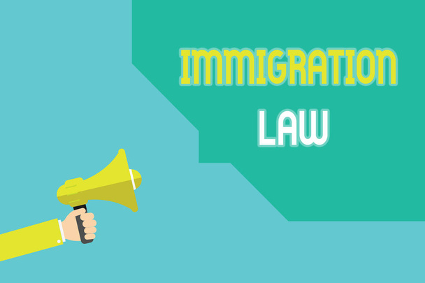 Escribiendo una nota que muestra la Ley de Inmigración. Foto de negocios que muestra la emigración de un ciudadano será legal en la realización de viajes
 - Foto, Imagen