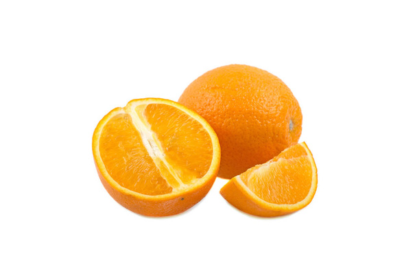 ολόκληρα και τεμαχισμένα φέτες πορτοκαλιού, απομονώνονται σε λευκό φόντο - Φωτογραφία, εικόνα