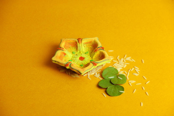 Indian Festival Dussehra , leaf with rice - Fotó, kép