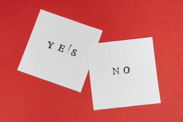 der Kontrast zwischen Ja und Nein auf zwei Blatt Papier - Foto, Bild