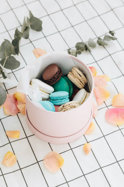 composition of delicious macaroons in round gift box, sweet dessert  - Foto, Bild