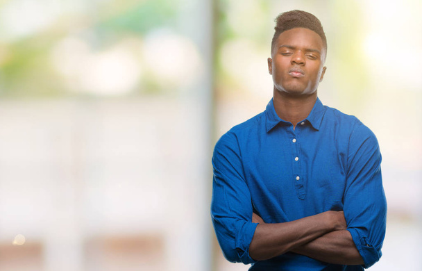 Νεαρός αφρικανική αμερικανική άνθρωπος πάνω από απομονωμένες φόντο σκεπτικιστής και νευρικό, αποδοκιμασίας έκφραση προσώπου με σταυρωμένα τα χέρια. Αρνητικό πρόσωπο. - Φωτογραφία, εικόνα