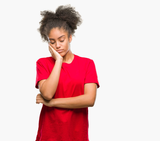 Молодих афро Американку над ізольованих фон мислення дивлячись втомився і нудно з депресією проблеми з схрещеними руками. - Фото, зображення