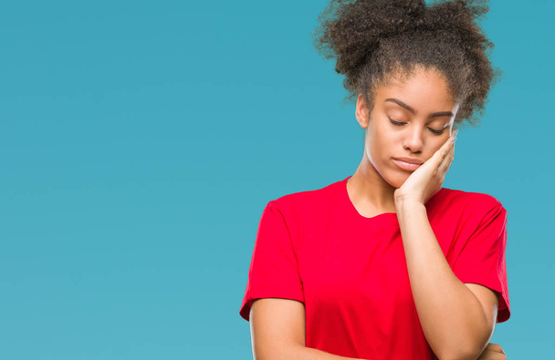 Afro Αμερικανός γυναίκα πάνω από απομονωμένες υπόβαθρο σκέψης ψάχνει κουρασμένος και βαριεστημένος με προβλήματα κατάθλιψης με σταυρωμένα χέρια. - Φωτογραφία, εικόνα