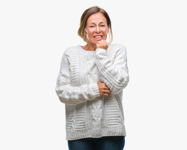 Μέση ηλικία ανώτερος Ισπανόφωνος γυναίκα φορώντας χειμώνα πουλόβερ πάνω από απομονωμένες φόντο ψάχνει αγχωμένοι και νευρικοί με τα χέρια στο στόμα δάγκωμα νύχια. Πρόβλημα του άγχους. - Φωτογραφία, εικόνα