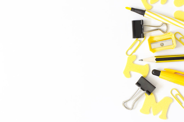 Fournitures scolaires jaunes sur un bureau blanc. Retour à l'arrière-plan scolaire
  - Photo, image