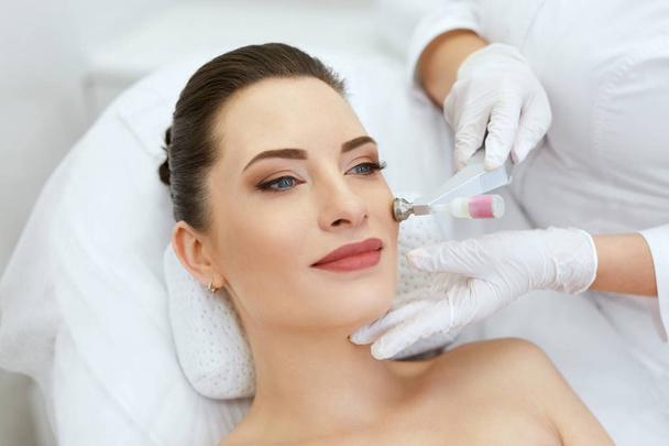 Beauty Clinic. Woman Doing Face Skin Cryo Oxygen Treatment - Foto, Imagem
