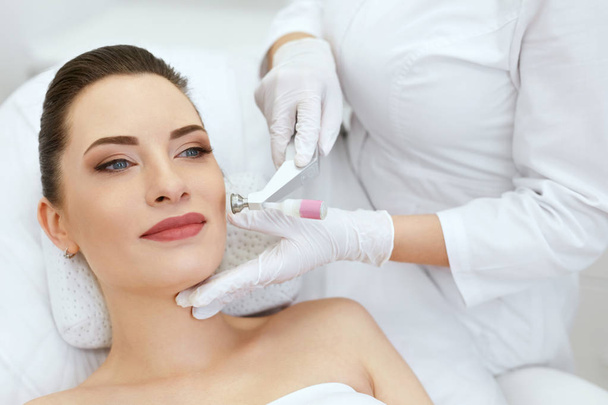Beauty Clinic. Woman Doing Face Skin Cryo Oxygen Treatment - Valokuva, kuva