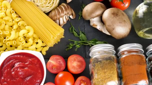 Bovenaanzicht heerlijke verscheidenheid van pasta en andere ingrediënten - Video