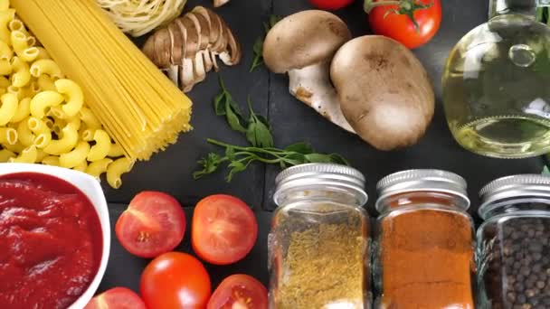Ingrediënten voor het diner met pasta - Video