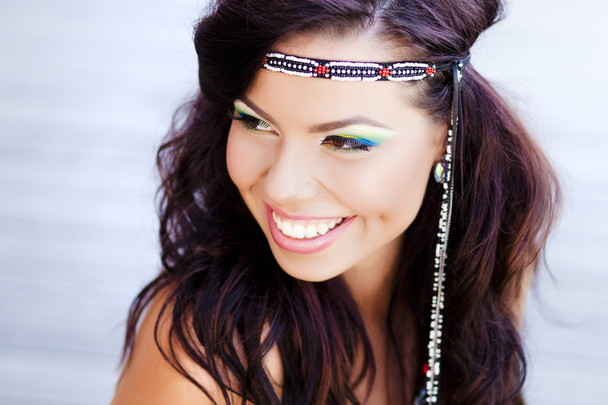 bela mulher hippy sorrindo natural vestindo maquiagem colorida
 - Foto, Imagem