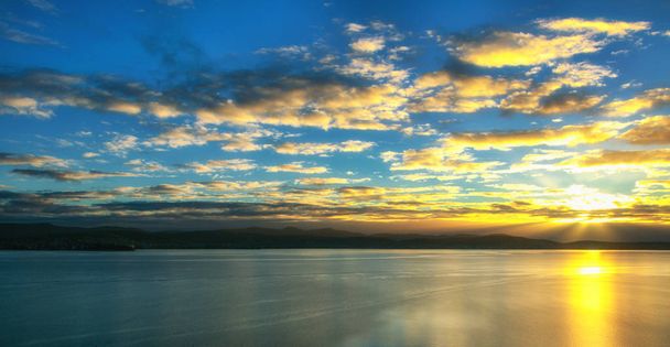 Splendido tramonto sull'acqua a Hobart, Tasmania
 - Foto, immagini