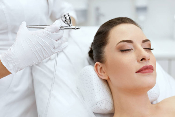 Beauty Face Skin Care. Woman Getting Oxygen Spray Treatment - Foto, Bild